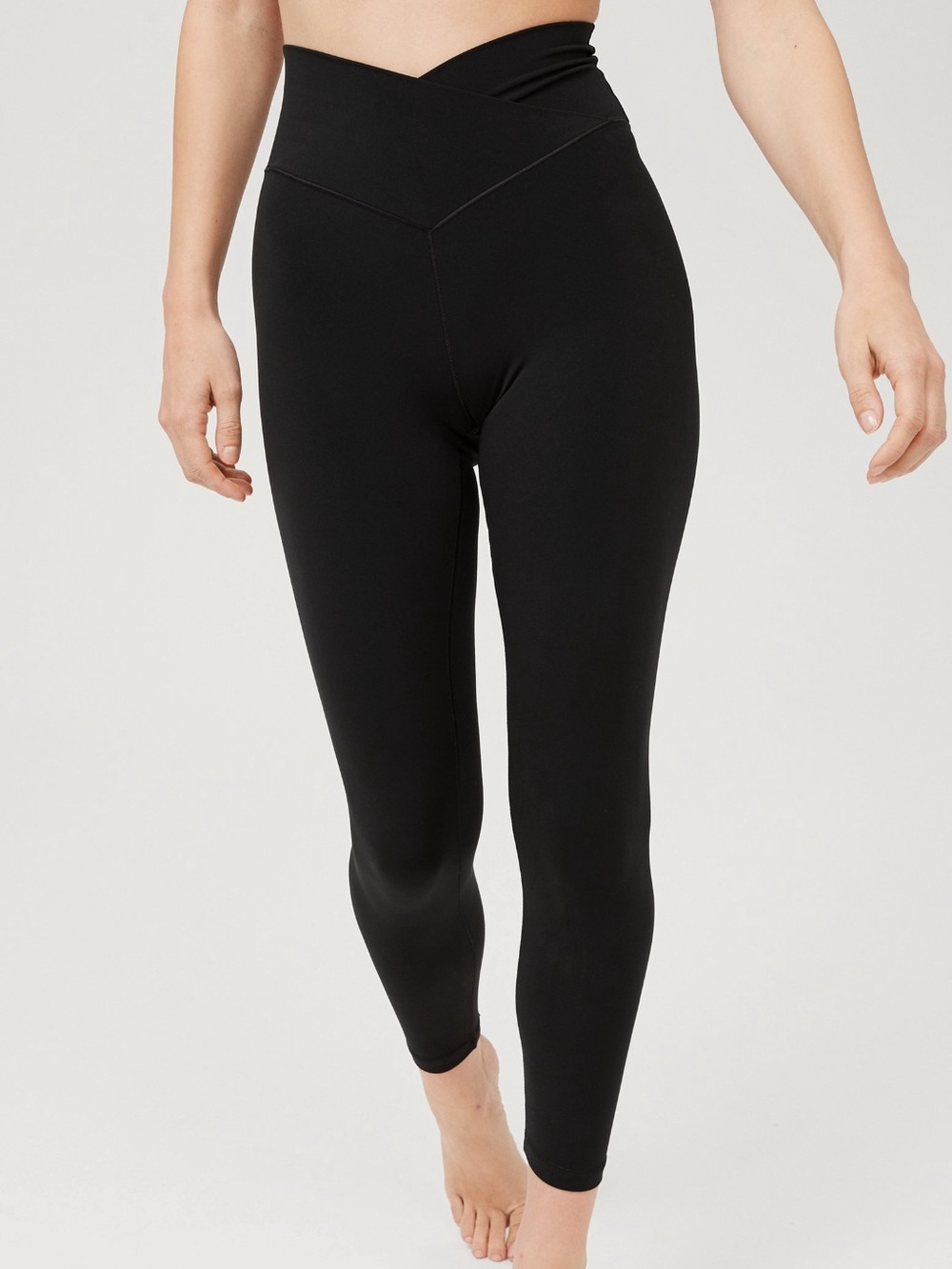 Offline by Aerie crossover legging in Black Size medium. 7/8in.